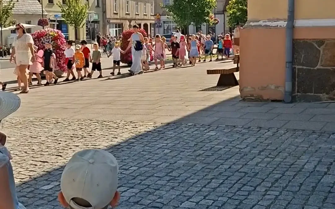 Parada Żywych Książek w Krobi – bajkowy finał akcji czytelniczej