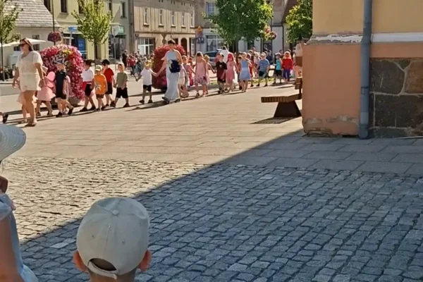 Parada Żywych Książek w Krobi – bajkowy finał akcji czytelniczej