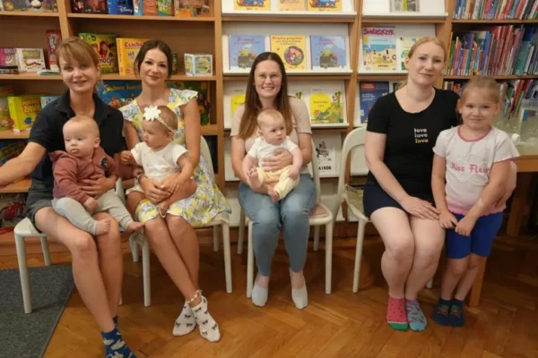 Lipcowe spotkanie Klubu Mam w bibliotece – zabawa i wspomnienia