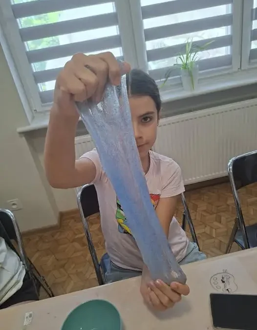 Slimowe szaleństwo w bibliotece w Piaskach – kolorowo i brokatowo