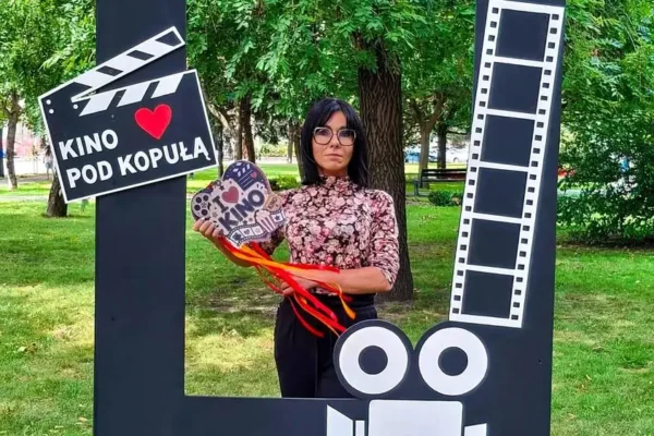 Nowa instalacja w Plantach upamiętnia 90-lecie Kina Pod Kopułą w Gostyniu