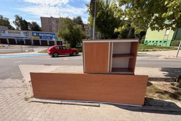 Oddam za darmo szafki i blat – stoją przed Hutnikiem