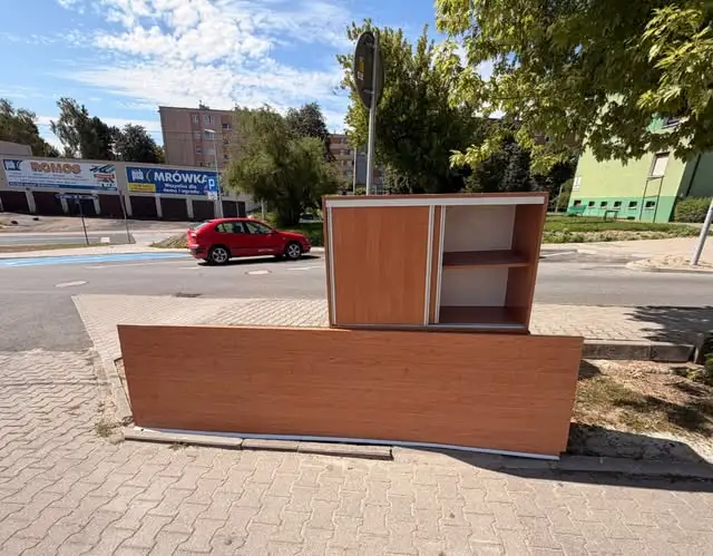 Oddam za darmo szafki i blat – stoją przed Hutnikiem
