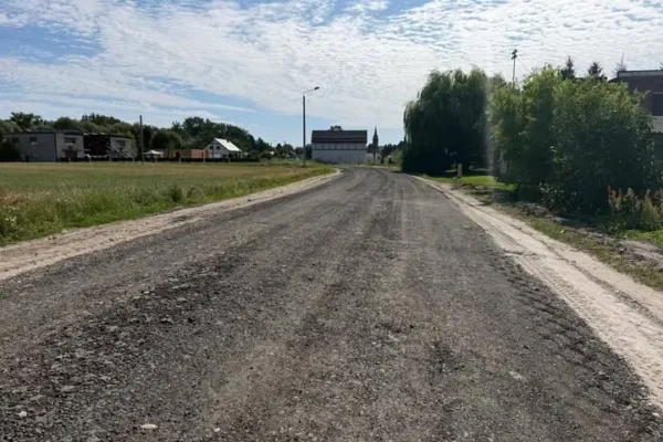 Trwają prace przy utwardzeniu ul. Polnej w Poniecu