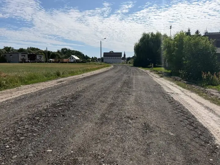 Trwają prace przy utwardzeniu ul. Polnej w Poniecu