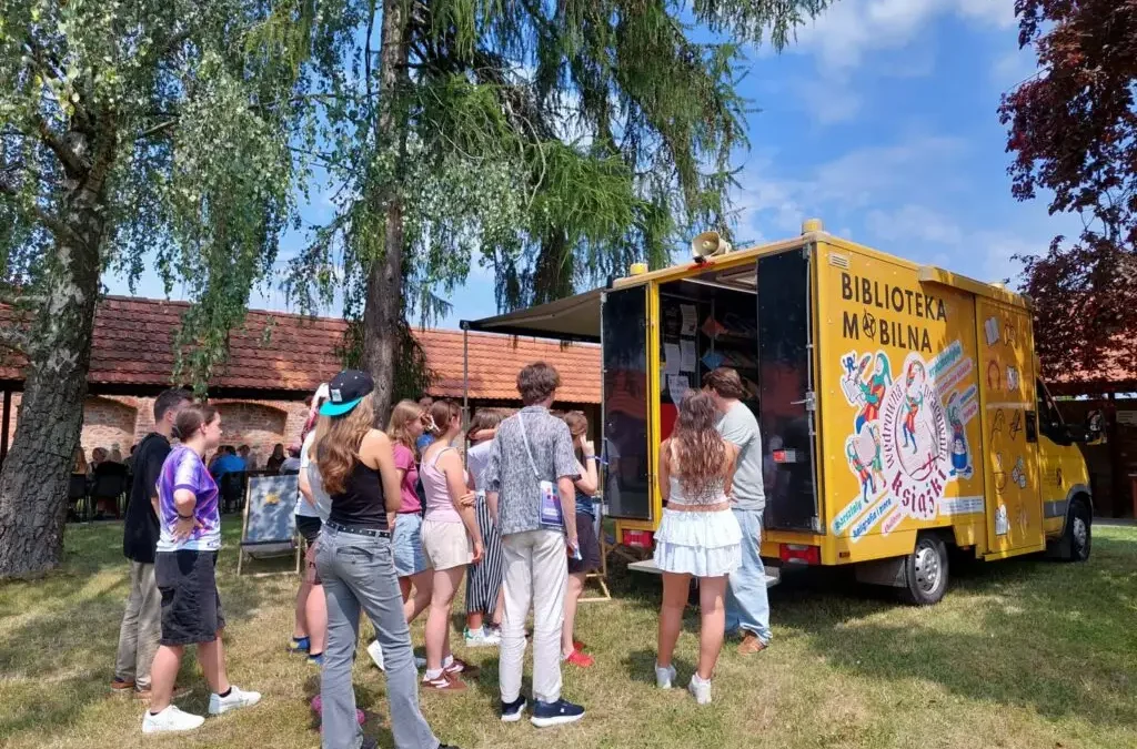 Mobilna Biblioteka na Dniach Młodzieży Paradiso 2026 – warsztaty czerpania papieru