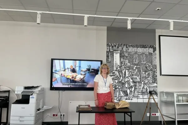 Bibliotekarze z Gostynia doskonalili umiejętności introligatorskie w Lesznie