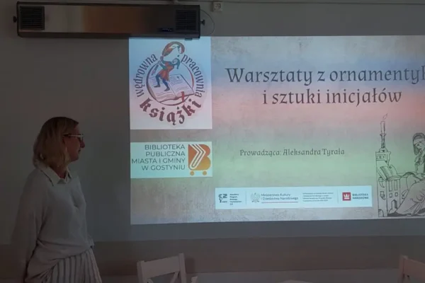 Seniorzy z Gostynia odkrywali tajniki ornamentyki i inicjałów