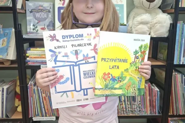 Wakacyjna przygoda z książką: biblioteka w Piaskach nagradza młodych czytelników