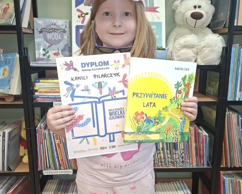 Wakacyjna przygoda z książką: biblioteka w Piaskach nagradza młodych czytelników