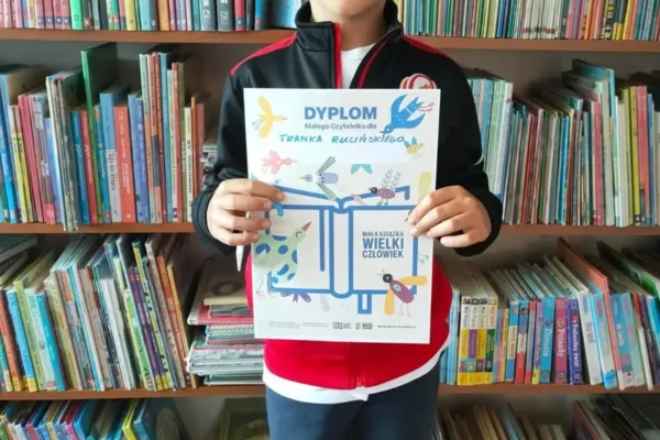 Młodzi czytelnicy z Szelejewa nagrodzeni dyplomami w bibliotece