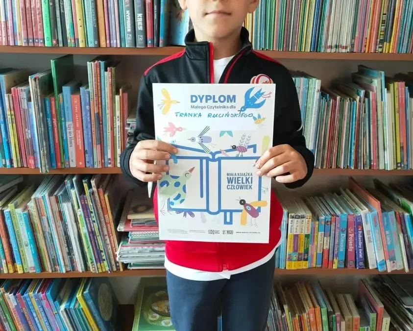 Młodzi czytelnicy z Szelejewa nagrodzeni dyplomami w bibliotece