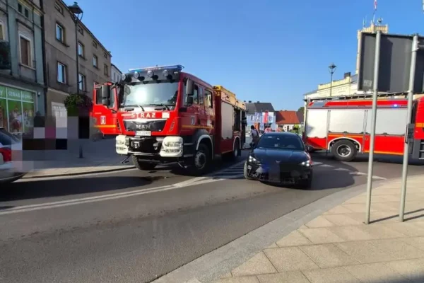 Kolizja samochodu z motorem na Rynku w Krobi – interweniowały służby