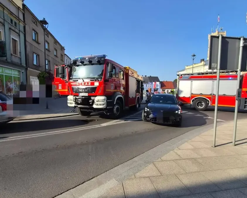 Kolizja samochodu z motorem na Rynku w Krobi – interweniowały służby