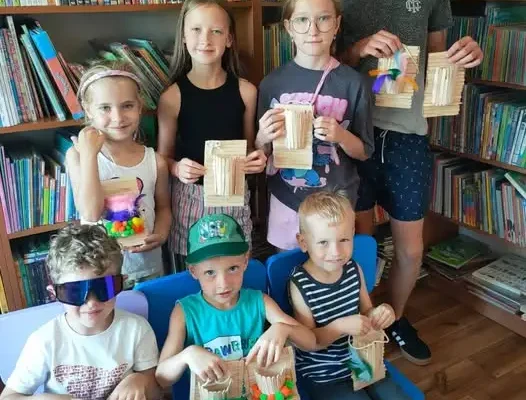 Kreatywne warsztaty w Szelejewie: dzieci stworzyły ozdoby z patyczków po lodach