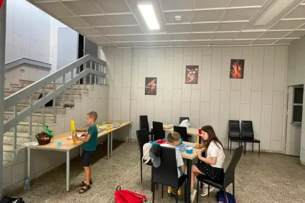 Półkoloniści odkrywają kulisy Kina Szarotka