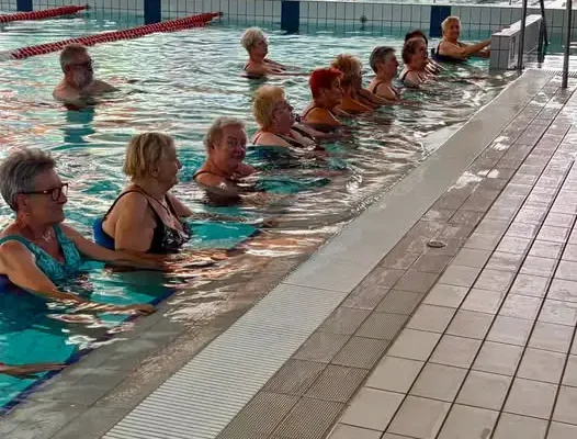 Seniorzy z Gminy Piaski aktywnie spędzają czas na basenie „Na Fali” w Gostyniu