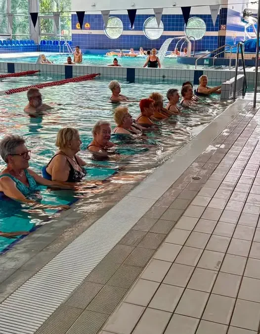 Seniorzy z Gminy Piaski aktywnie spędzają czas na basenie „Na Fali” w Gostyniu