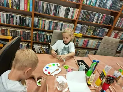 Zajęcia z gliny w Szelejewie: dzieci stworzyły kolorowe zawieszki
