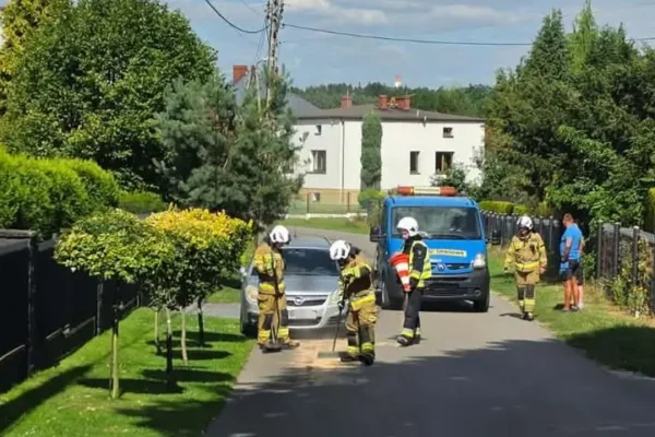 Usuwanie plamy substancji ropopochodnej na ulicy Tyskiej w Gostyni