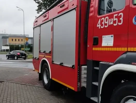 Kolizja osobówki z ciężarówką w Krobi. Na miejscu interweniowały służby