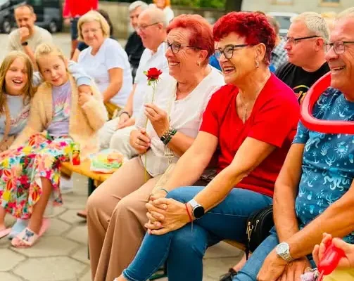 Beczka śmiechu w Piaskach – Teatr Na Walizkach rozbawił publiczność do łez