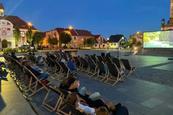 Kino plenerowe na gostyńskim rynku – filmowy wieczór przed Festiwalem Kryminału Retro