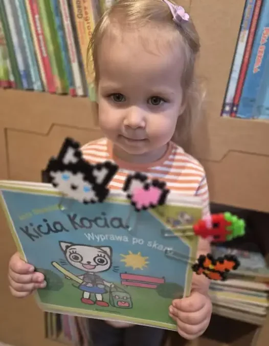 Letnie zajęcia w bibliotece w Bodzewie zakończone – dzieci tworzyły kolorowe zakładki