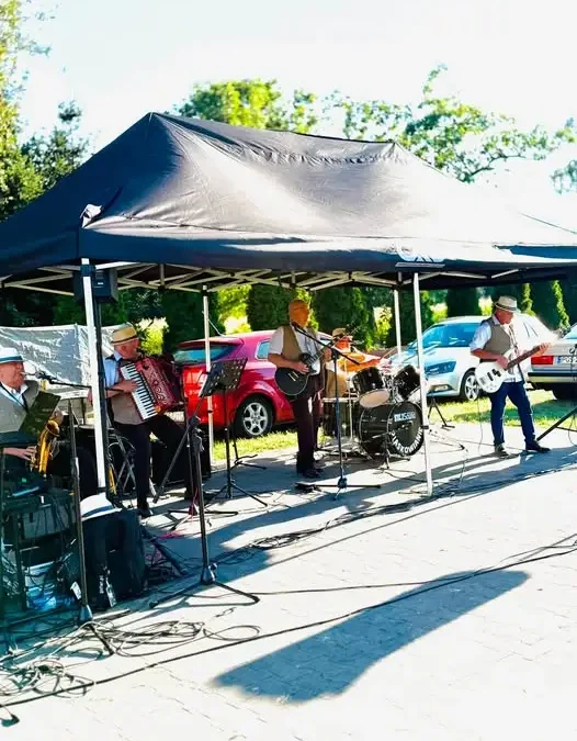 Zakończenie Wakacji w Piaskach: Muzyka, Atrakcje i Wspólna Zabawa nad Malinczą