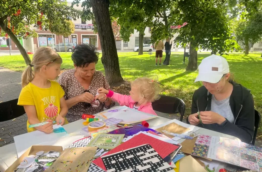 Bibliobus na Pikniku Artystycznym na gostyńskich Plantach