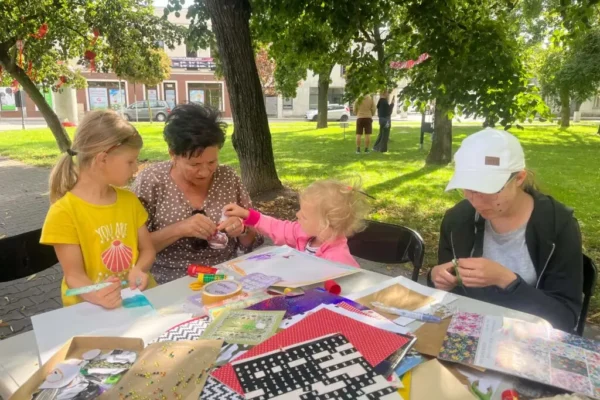 Bibliobus na Pikniku Artystycznym na gostyńskich Plantach