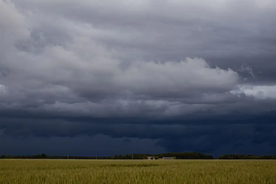 Ostrzeżenie IMGW: Burze i grad w powiecie gostyńskim