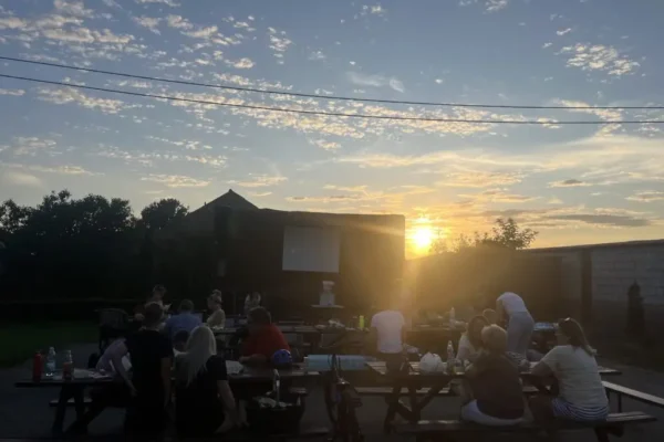 Wakacyjne kino plenerowe w gminie Gostyń: seanse w Krajewicach, Kosowie i Starym Gostyniu