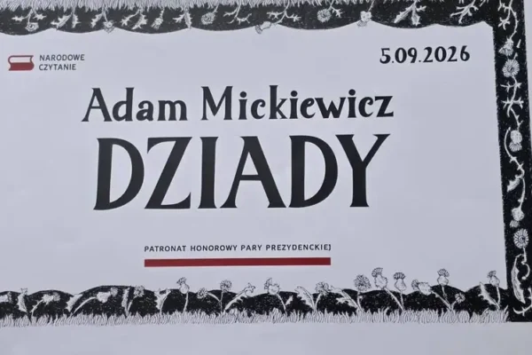 Narodowe Czytanie „Dziadów” w Poniecu – literackie spotkanie w ogrodzie biblioteki