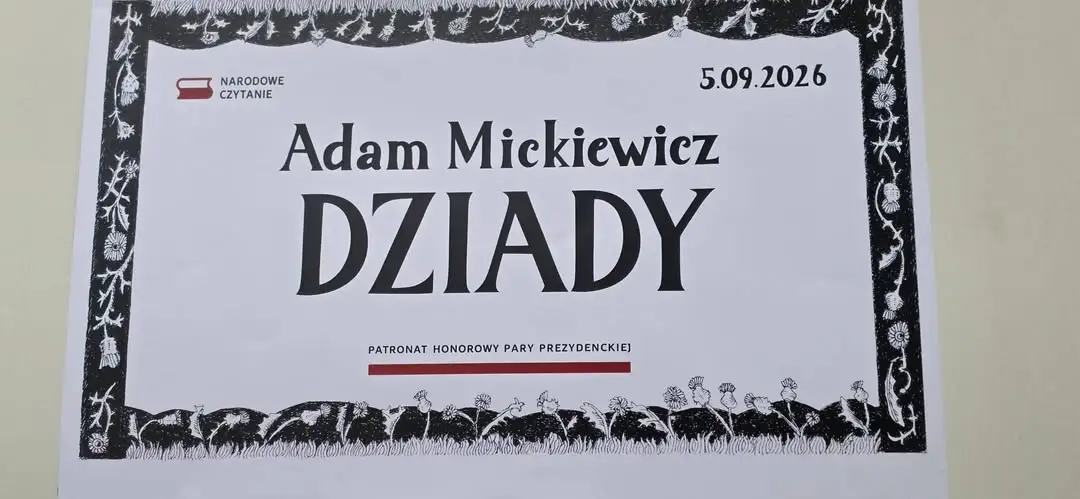 Narodowe Czytanie „Dziadów” w Poniecu – literackie spotkanie w ogrodzie biblioteki