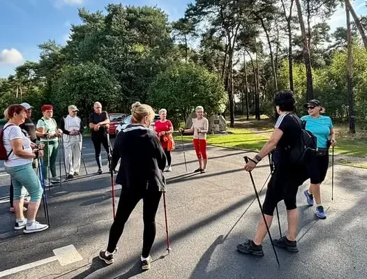 Seniorzy z gminy Piaski aktywnie spędzili sobotę na nordic walking