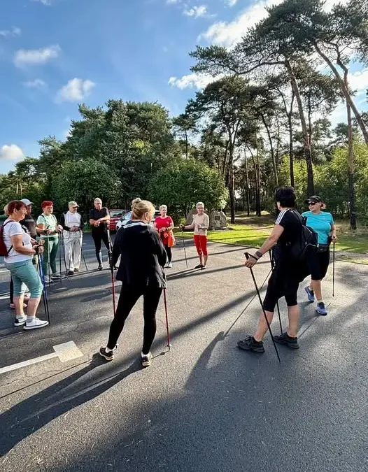 Seniorzy z gminy Piaski aktywnie spędzili sobotę na nordic walking