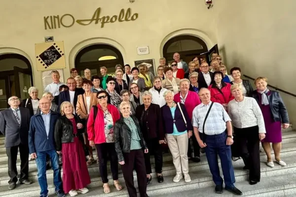 Seniorzy z Gminy Piaski w Teatrze Apollo – udany wyjazd do Poznania