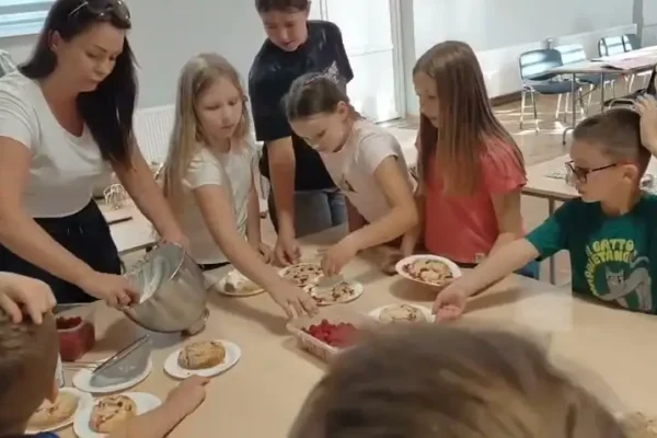 Słodkie warsztaty w Piaskach: dzieci uczyły się wypieku drożdżówek