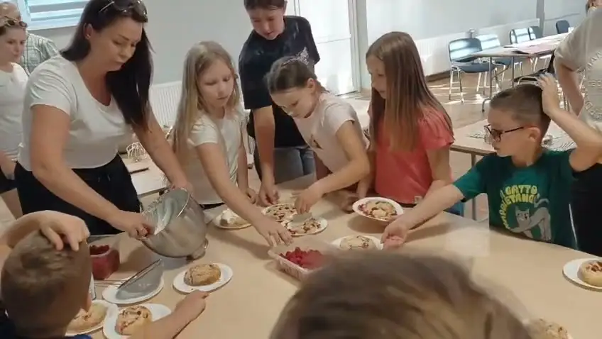 Słodkie warsztaty w Piaskach: dzieci uczyły się wypieku drożdżówek