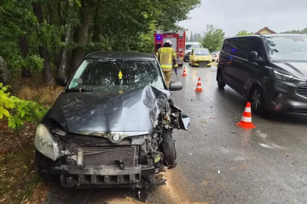 Gostyń: Auto uderzyło w słup energetyczny przy ulicy Łuczników