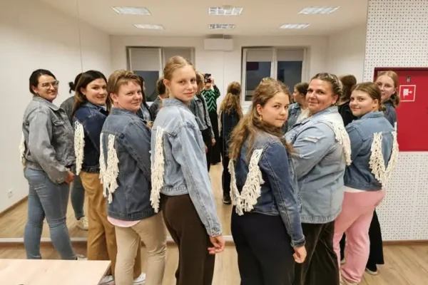 Warsztaty makramy w Hutniku – panie ozdobiły kurtki
