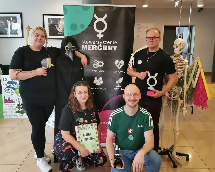 Drugi dzień Mercury Science Festival w Hutniku – stoiska naukowe, eksperymenty i mobilne planetarium