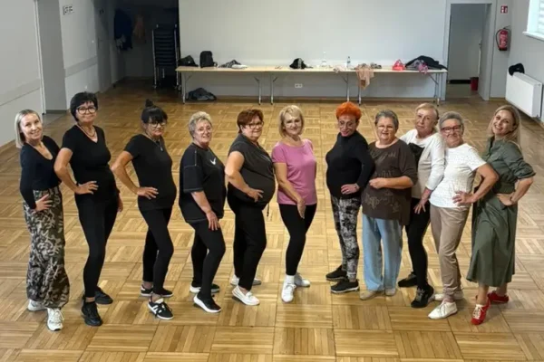 Taneczny fitness dla seniorów w Piaskach — energia i uśmiechy na zajęciach