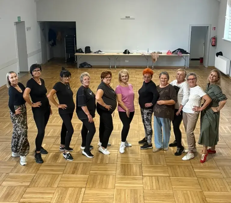 Taneczny fitness dla seniorów w Piaskach — energia i uśmiechy na zajęciach