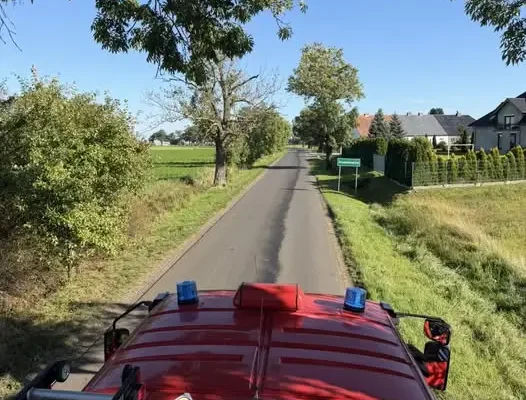 Plama oleju na drodze w Krzekotowicach-Magdalenkach. Interweniowały trzy zastępy OSP Pępowo