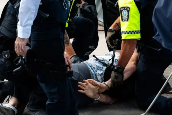 Gostyń: 37-latek uszkodził drzwi i miał narkotyki. Odpowie przed sądem