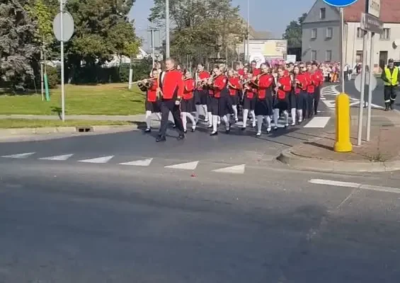 Dni Seniora w Krobi oficjalnie rozpoczęte – korowód i koncert w Kinie Szarotka