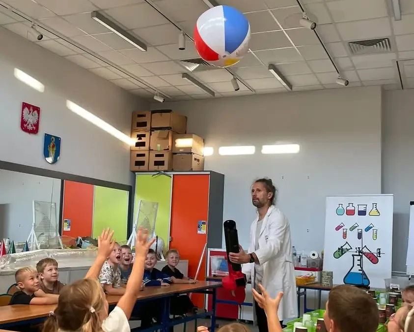 Młodzi naukowcy z gminy Krobia zgłębiali fizykę na warsztatach