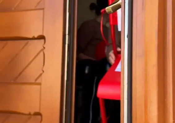 Czerwone krzesła w gminie Piaski symbolem walki z przemocą wobec dzieci